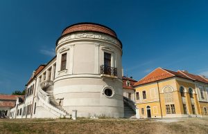 Környékbeli látnivalók, műemlékek: Amadé-Bajzáth-Pappenheim-kastély