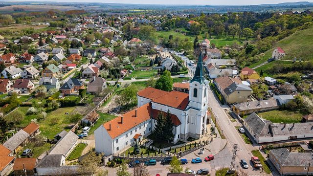 Nevezetességek, látnivalók régiónkban: Segítő Szűz Mária-templom és zarándokhely