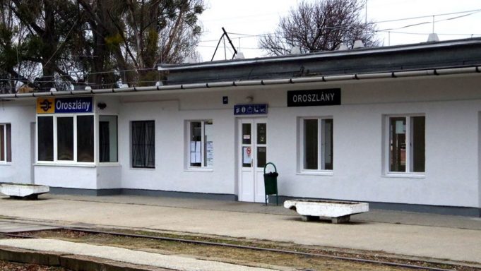 Vonat és autó karambolja miatt Oroszlány és Tatabánya között pótlóbuszok járnak – Frissítve!