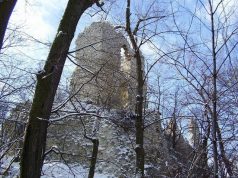 Búcsújáró- és kirándulóhely, a római kor óta lakják: Vértessomló