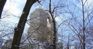 Búcsújáró- és kirándulóhely, a római kor óta lakják: Vértessomló
