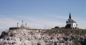 Különleges látnivalók és kirándulóhely: Tatai Kálvária-domb Természetvédelmi Terület