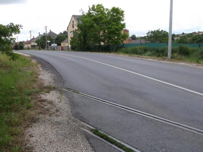 Karambol történt a 8127-es úton Móron