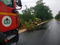 Az országban több helyen okoz fennakadásokat a közlekedésben a vihar