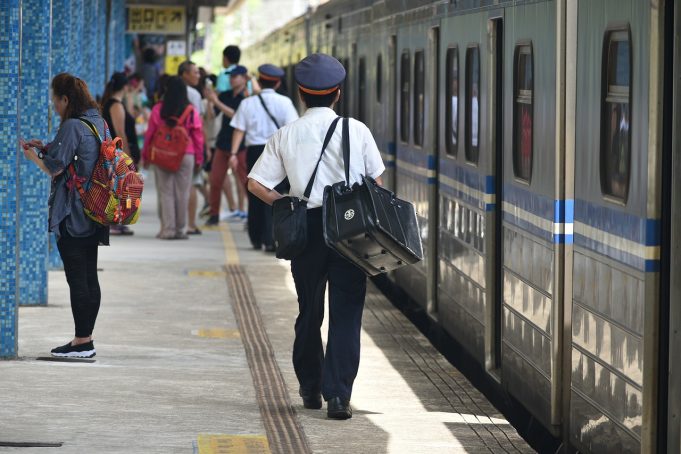 Munkanap-áthelyezés miatt változik a menetrend a vonatokon és buszokon