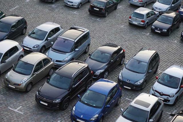 Ingyenesen lehet parkolni húsvétkor Székesfehérvár nagy részén