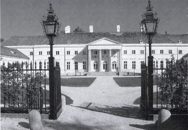 „Buta, aki itt érezni nem tud” – A csákvári Esterházy-kastély…”