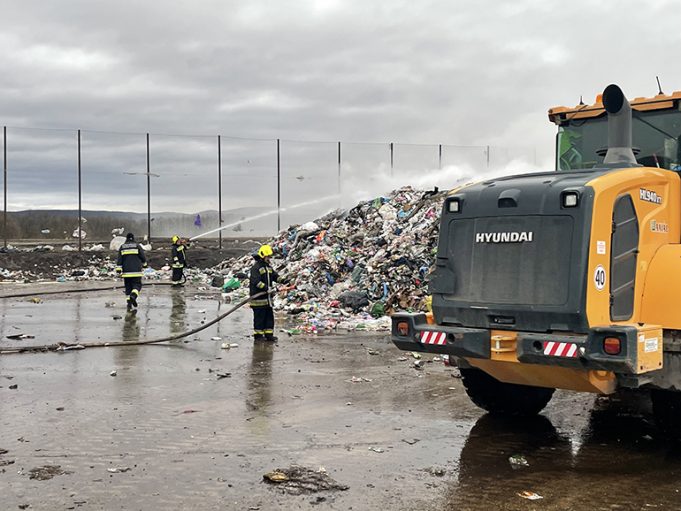 Megfékezték a lángokat a Pusztavám és Oroszlány közti szeméttelepen