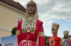 Szombattól ismét felvonulnak az óriásbábok Székesfehérváron