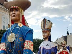 Már a Királyi Napokra hangol szombaton az óriásbábok menete Székesfehérváron
