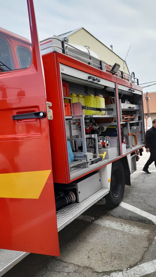 Kigyulladt egy kisteherautó Tatán