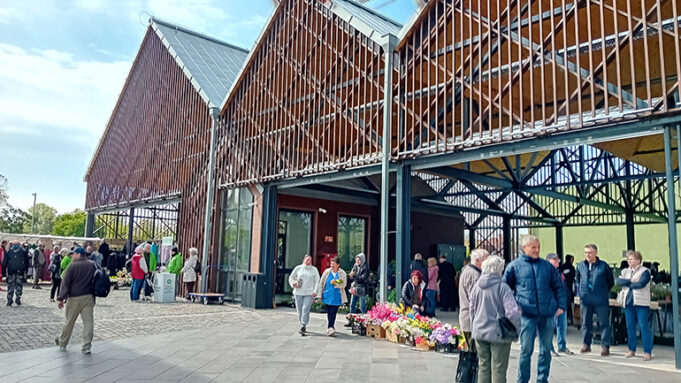 Átadták Móron az új piacot, városközpontot, mélygarázst