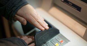 Hiába fülelnek le mind több csalót, negyedével nőtt az ellopott pénz értéke
