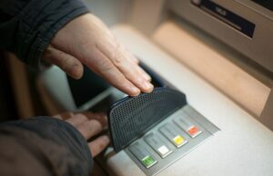 Hiába fülelnek le mind több csalót, negyedével nőtt az ellopott pénz értéke