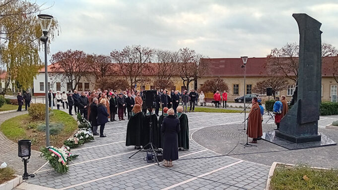 Híres szülöttére emlékezett Mór