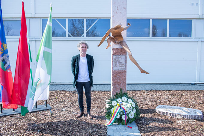 Szobrot avattak