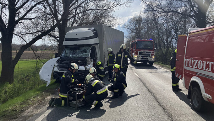 Beszorult sérültet mentettek a tűzoltók a 81-esen (+Képek)