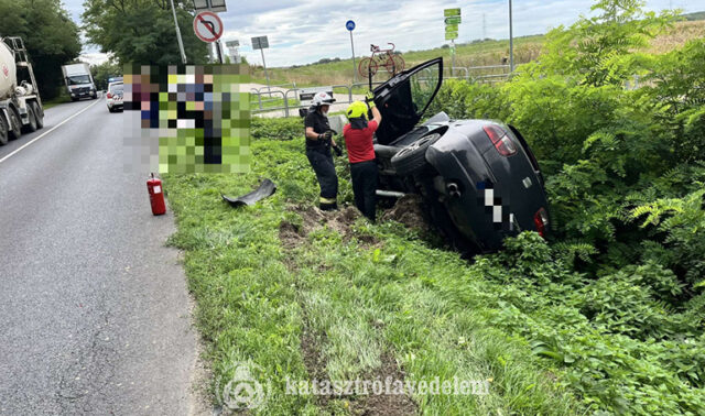 Árokba borult autók miatt vonultak a tűzoltók