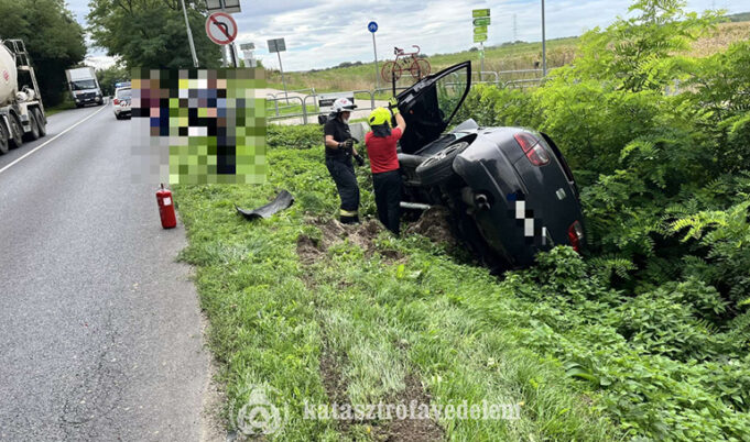 Árokba borult autók miatt vonultak a tűzoltók